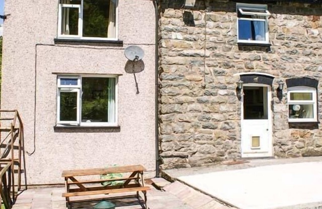 2 LLAWRCOED ISAF, pet friendly, with open fire in Llanbrynmair