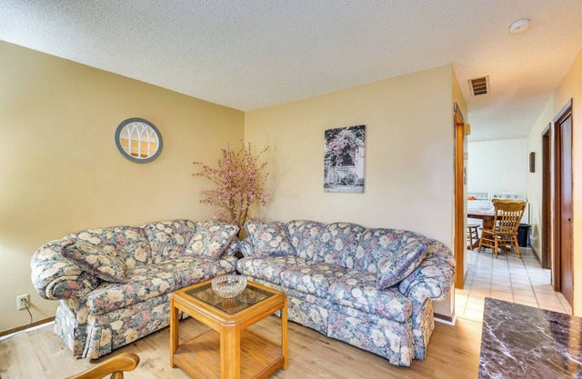 2 Mi to Kansas State Fairgrounds: Cozy Apartment!