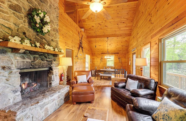 2 Mi to Skiing: Blue Ridge Mtn Cabin w/Hot Tub!