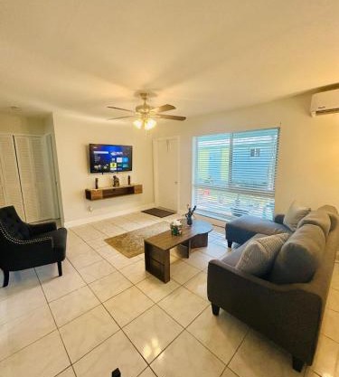 2 min walk to beach & free parking Lauderdale 21-2