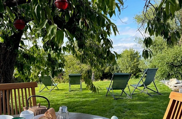 2-minute walk from the beach, single-storey apartment with sea view