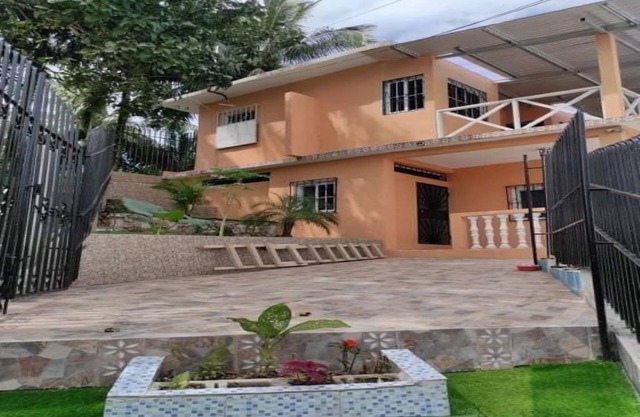 2 minutes from the main pier, beach, super close to a mini market, main street.