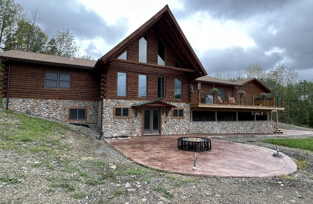 2 minutes to the Hope Lake Lodge, Greek Peak Mountain Resort & water park!