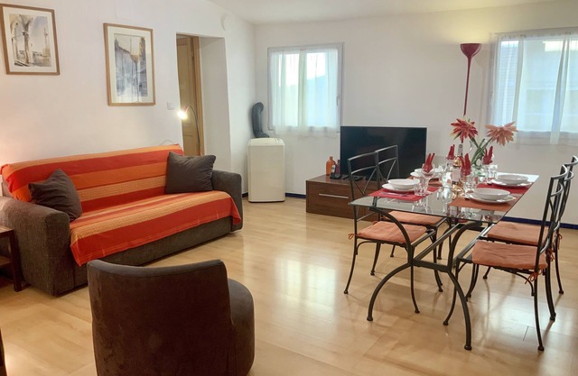 2 pretty rooms and ideally located close to the sea