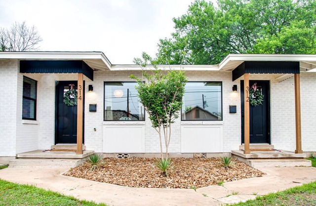 2 Private Units - 4 Bed 2 Bath - off the river trail