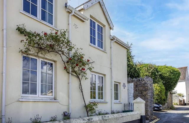 2 Rock Cottages - sleeps 4 guests in 2 bedrooms