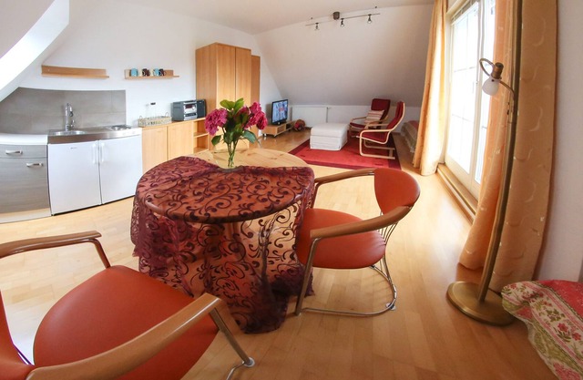 2 room ap.-quiet-near Leipzig-balcony: unobstructed view of greenery-daylight bath with whirlpool