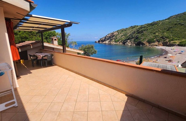 2-Room apartment with terrace, right on the beach of Nisportino