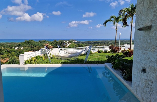 2 rooms and 1 bathroom in shared luxury Villa. Seaview infinity pool - Hammocks.