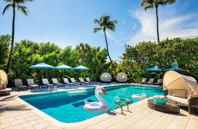 2 Rooms w/Queen Beds, Balcony, 3 Outdoor Pools, Free Parking & Pet Friendly