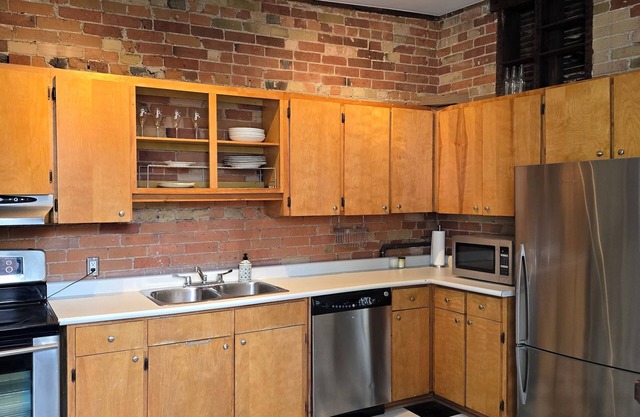 2 Storey, 2 BR Designer Loft/Clothing Studio