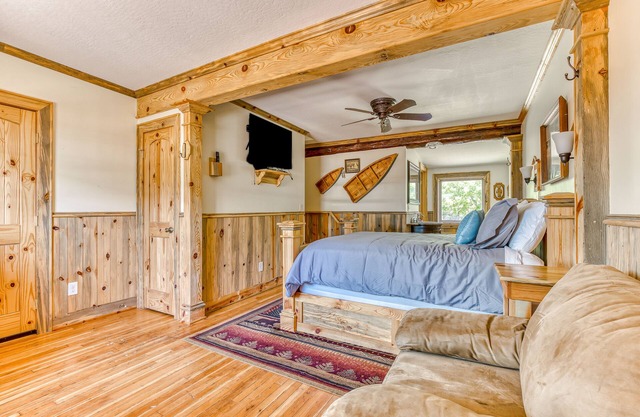 2-story dog-friendly cabin with mtn & valley views, courtyard, WiFi, partial AC