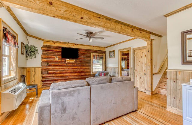 2-story dog-friendly cabin near White Salmon River with mtn views, courtyard, AC