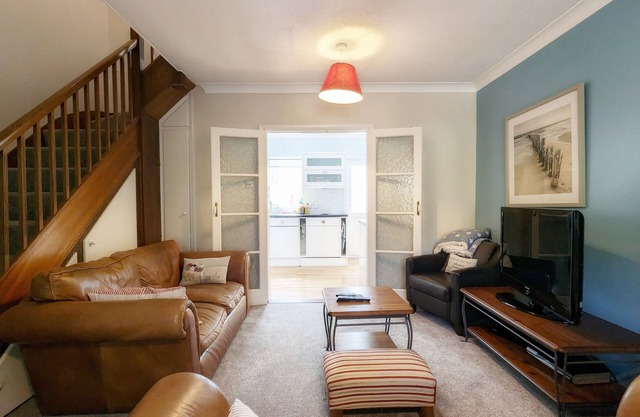 2 Walled Garden Cottages - a cottage that sleeps 5 guests in 2 bedrooms