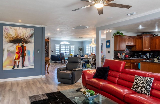 20% Discount-August- Luxe Home w/Modern Vibe! King Bed, Jacuzzi, Fire Pit, BBQ+