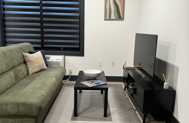 20 Min to NYC-Beautiful and Spacious Apartment w/King Bed and Private Parking