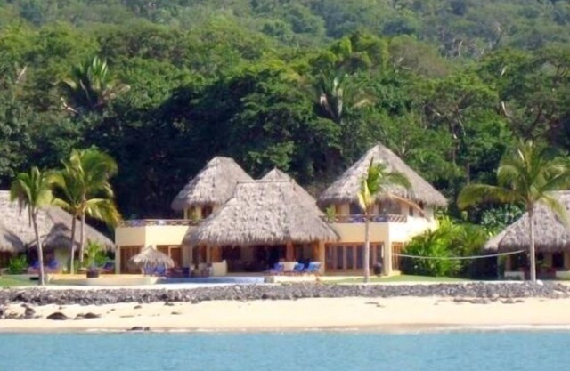 200 ft Oceanfront, Sleeps 18, Private Cook Service, Swim up bar, jacuzzi
