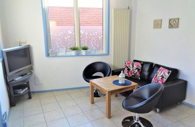 200 m from the sea, directly on the lake with hiking trail and small wooded area.