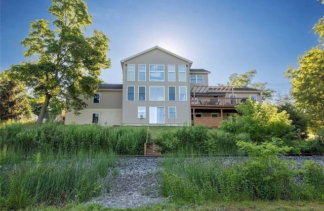200' of private waterfront, hot tub & kayaks