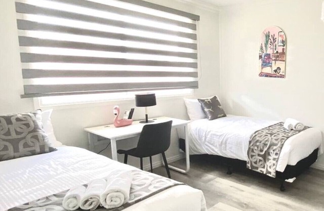 204 Stylish Twin Share Lodge w/Fast WiFi and Hotel-Grade Linens 24/7 Security Near Tram 18 Mins to CBD