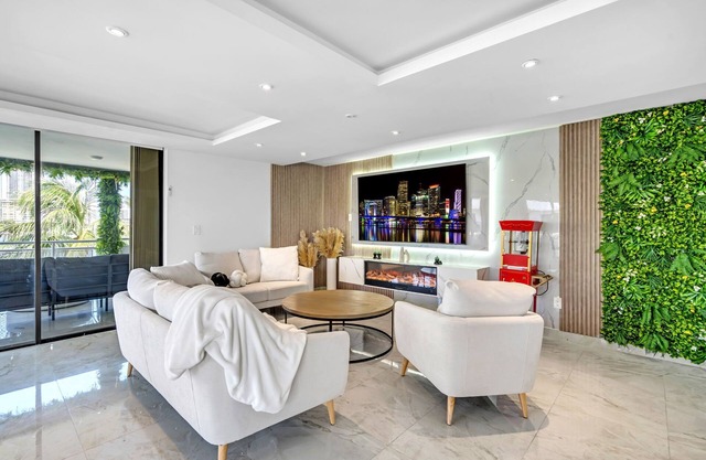 2200sqft² Waterfront Luxe Condo & Close to beach