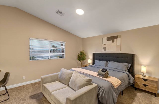 24hr Host - New Renovated 4 bedroom home!