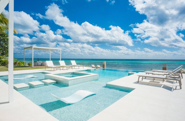 25% Off! Oceanfront Resort Villa w/Stunning Views, Pool, Spa & Onsite Staff