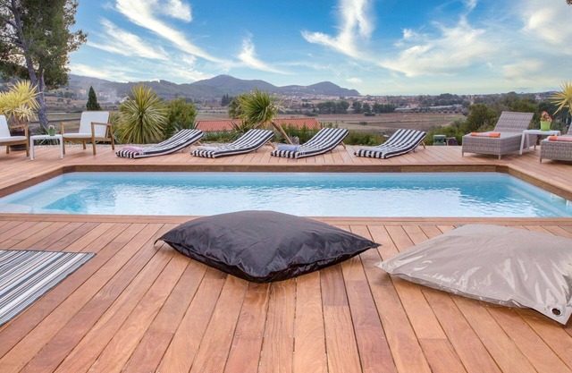 250m2 villa with 4 bedrooms, panoramic sea and vineyard view, with football pitch