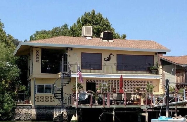 2600sf Lakefront Home with Dock, Spa, Kayak and SUP. 3 Bdrms, 3 baths - 7 beds