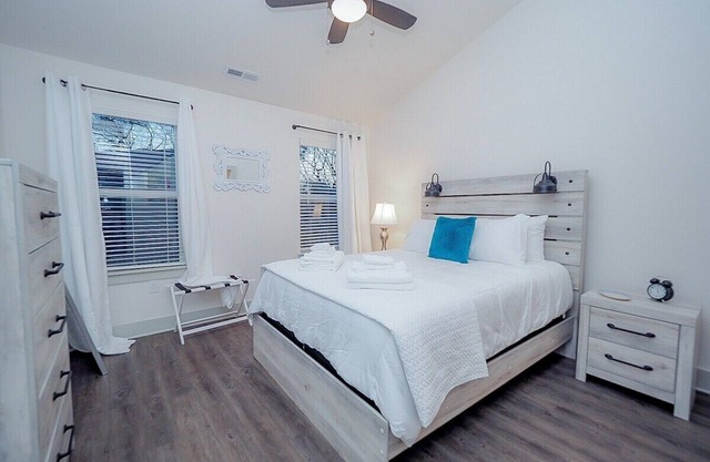 *2bd/2.5bth Townhome 10 mins from Downtown* #D