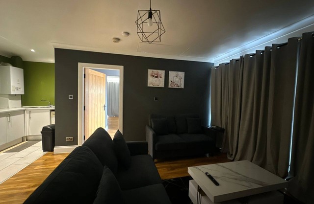 2BD | Ocean Terminal | Tram to Airport | Sleeps 4