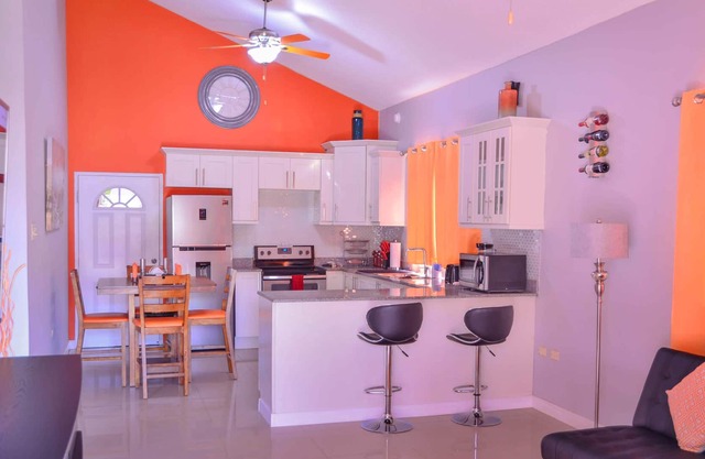 2Bedroom*King Size Bed* Swimming Pool *Gated*Secure