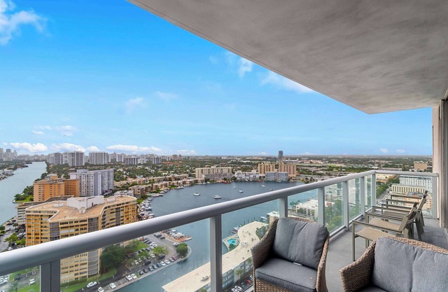 2BR Apartment with Balcony, Pool and Amenities