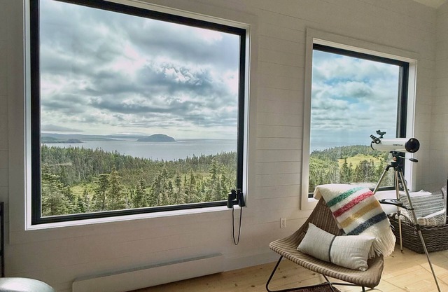 2BR Architect-Designed Oceanview Escape W/Deck