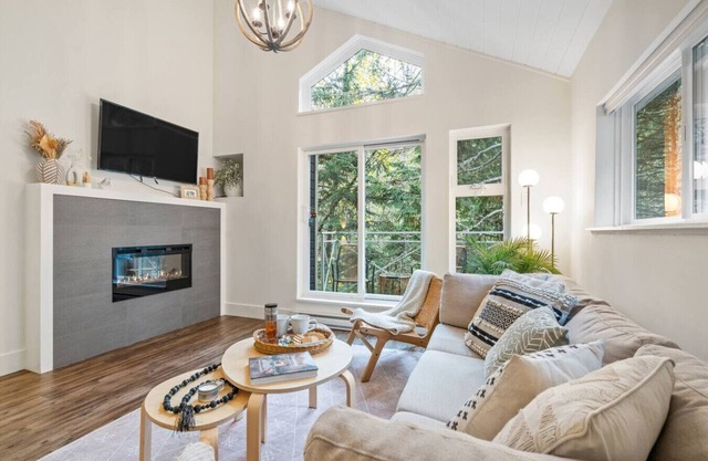 2BR Creekside Gem|Steps to Gondola,Free PKNG|Patio