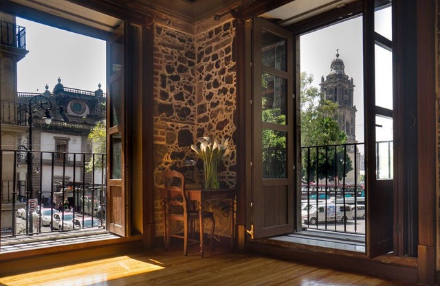 2BR historical suite w/BALCONIES TO THE CATHEDRAL. Great for families