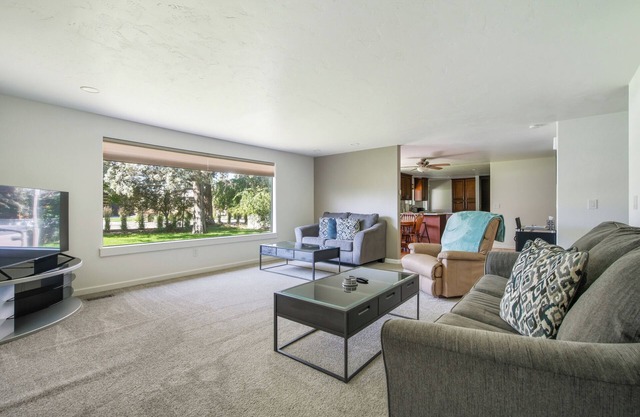 2BR Hot Tub Dog Friendly - 2mi to Old Mill