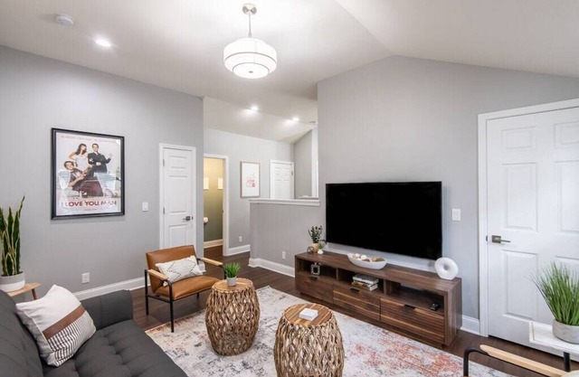 2BR Modern Luxe Unit, Prime East Side Location