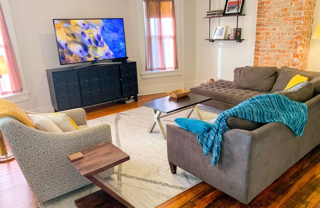 2BR super clean East Nashville, mins to airport, Broadway, Bridgestone, Nissan