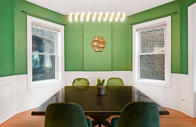 2BR Wrigleyville Apt Free Parking, Office, Fire Pit & Outdoor Space