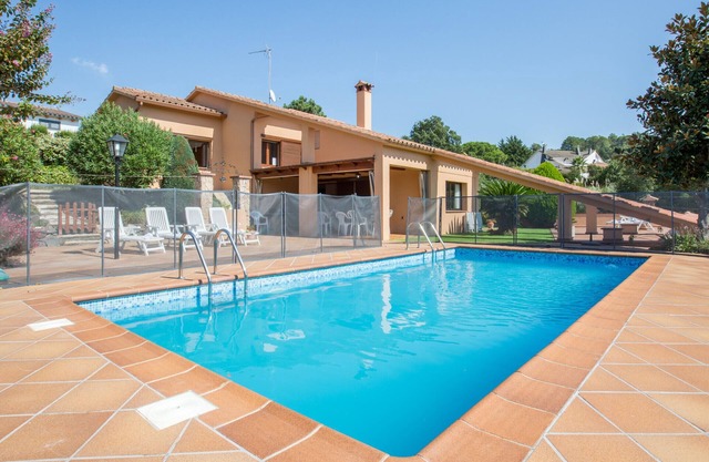 2CIP01-08pax - House with capacity for 08 people and private pool located in a quiet area