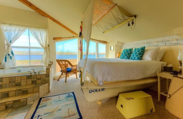 2nd floor, panoramic views, 2-person soaking tub, fireplace
