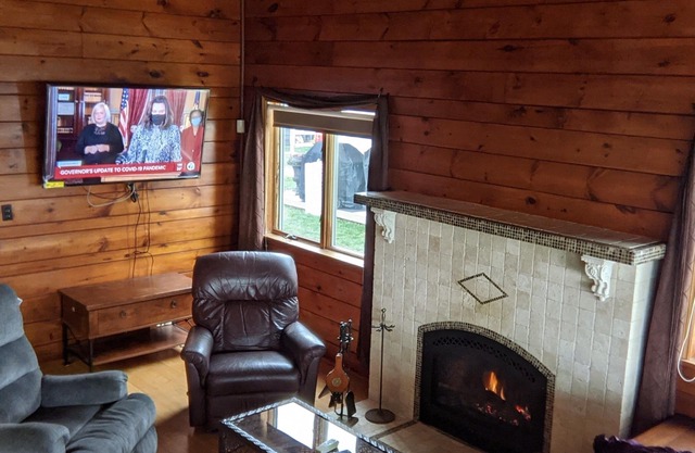 2nd Floor Upper Lakeside Duplex with a bird`s eye view