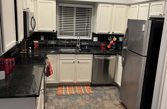 3/2 Home in Peaceful Neighborhood close to Golf, Nature, Skydiving Pet-Friendly