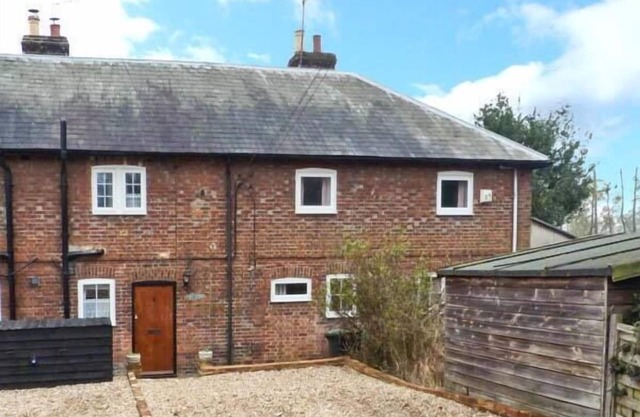 3 APSLEY COTTAGES, character holiday cottage in Chartham