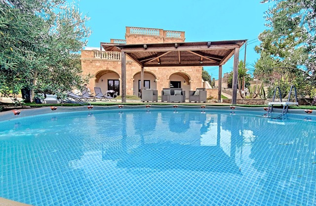3-apt house with private pool, 250m from beach