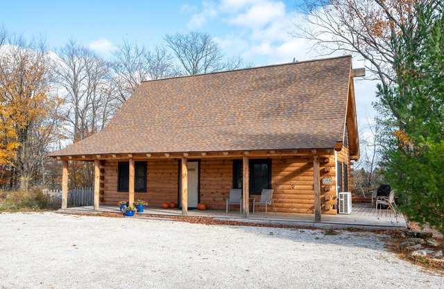 3 bed 2 bath log cabin w/firepit in Sister Bay, WI