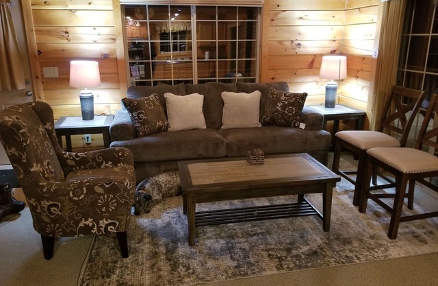 3 bed/2 bath, Pet friendly Log Lakehouse on 5 acres. Private and &nrelaxing.