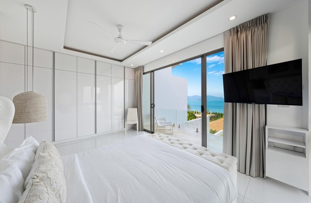 3 BED/4 BATH VILLA with PANORAMIC SEA VIEWS - Only 150 meters walk to the Beach