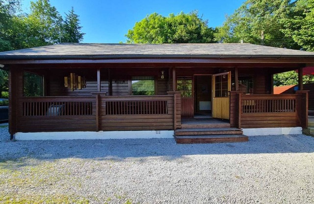 3-Bed Lodge - Sleeps 7 - Hot Tub - Pet Friendly